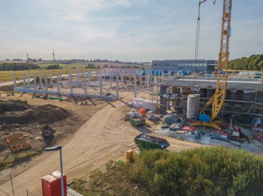 Beton destekli bir inşaat alanının insansız hava aracı fotoğrafı.