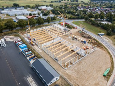 İnşaat alanındaki ahşap kirişler beton kolu üzerine inşa edilir.