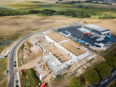 İnşaat alanındaki ahşap kirişler beton kolu üzerine inşa edilir.