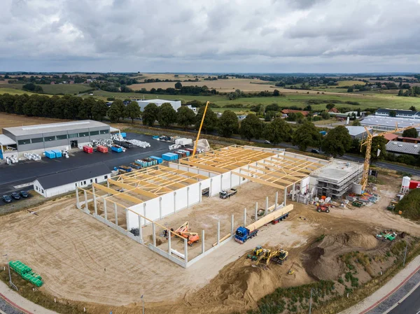 On a building site wooden trusses are built on the concrete colu — Stock Photo, Image