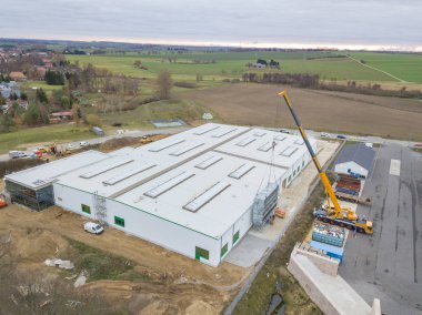 Ahşap parçaları için büyük bir çıkartma sistemi bir faktöre yüklenir