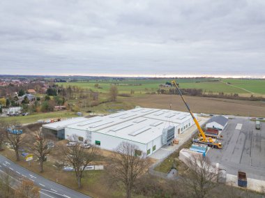 Ahşap parçaları için büyük bir çıkartma sistemi bir faktöre yüklenir