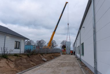 Ahşap parçaları için büyük bir çıkartma sistemi bir faktöre yüklenir