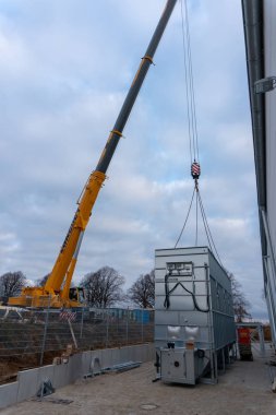 Ahşap parçaları için büyük bir çıkartma sistemi bir faktöre yüklenir