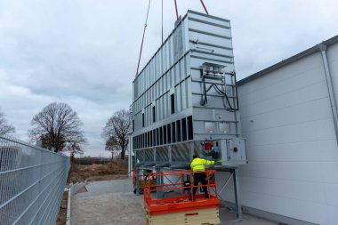 Ahşap parçaları için büyük bir çıkartma sistemi bir faktöre yüklenir