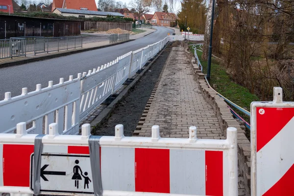 Na jednej ulicy chodnik jest rozdarty i ziemia wykopana do l — Zdjęcie stockowe