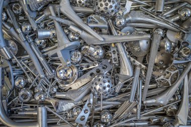 Bir kutuda bir sürü farklı açıklamalı protez var.