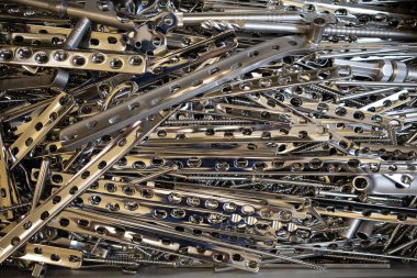 Bir kutuda bir sürü farklı açıklamalı protez var.