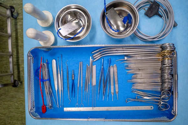 En un quirófano, hay un tamiz para la cirugía de manos en un azul —  Fotos de Stock