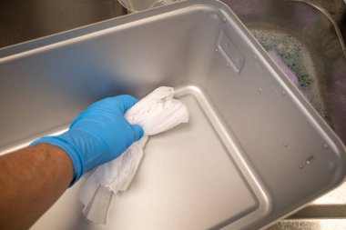Merkezi sterilizasyonda enstrüman kapları dezenfekte edilir.