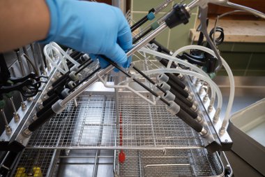 Merkezi bir sterilizasyon departmanında, 