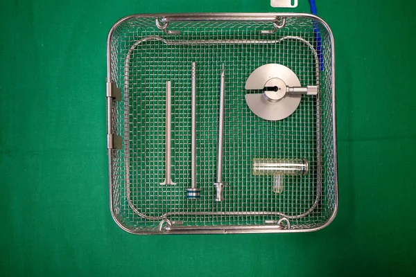En un departamento central de esterilización el instrumento desinfectado — Foto de Stock