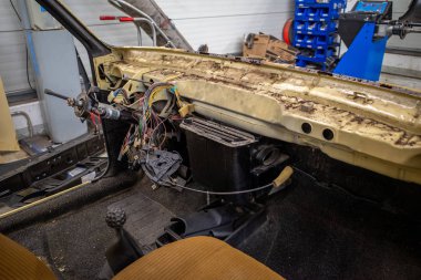  Eski bir araba enkazı restore edilecek.