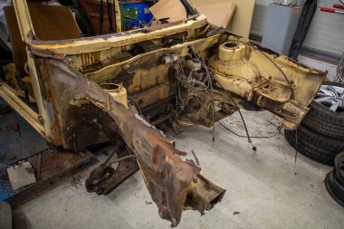  Eski bir araba enkazı restore edilecek.