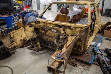  Eski bir araba enkazı restore edilecek.
