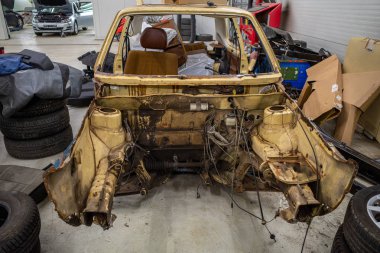  Eski bir araba enkazı restore edilecek.