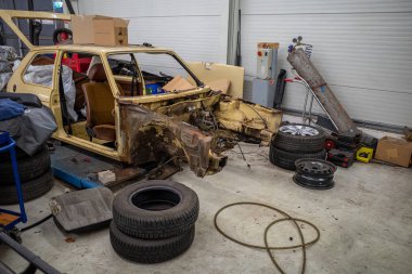  Eski bir araba enkazı restore edilecek.