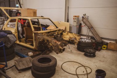  Eski bir araba enkazı restore edilecek.