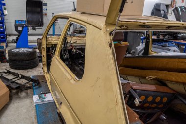  Eski bir araba enkazı restore edilecek.