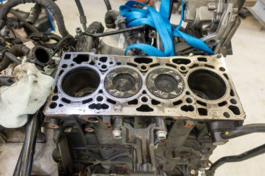 Bir garajın motoru tamir edilmek üzere çıkarıldı.