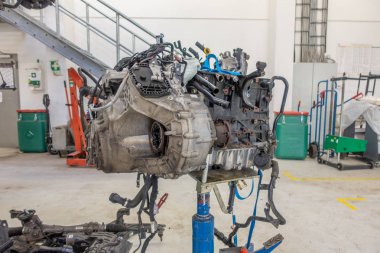 Bir garajın motoru tamir edilmek üzere çıkarıldı.