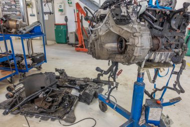 Bir garajın motoru tamir edilmek üzere çıkarıldı.