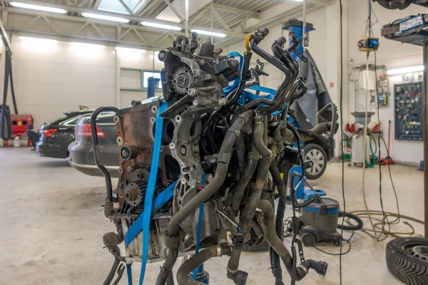 Egy garázs a motor egy autó eltávolították, hogy meg kell javítani — Stock Fotó