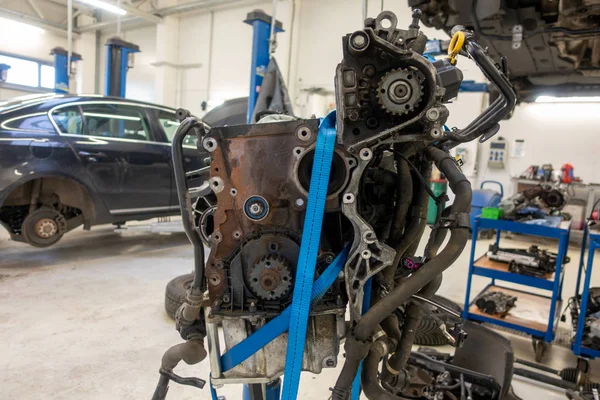 Un garaje el motor de un coche fue retirado para ser reparado — Foto de Stock