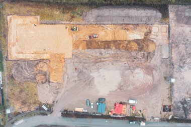  Zeminin bulunduğu büyük bir inşaat alanının insansız hava aracı görüntüsü.