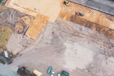  Zeminin bulunduğu büyük bir inşaat alanının insansız hava aracı görüntüsü.