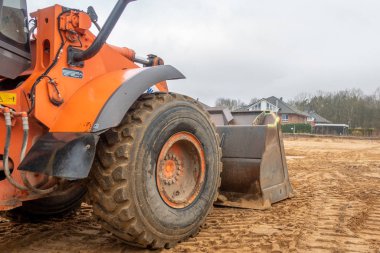  Grou 'yu hazırlayan bir turuncu kazıcı var.