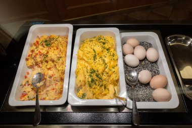 Haşlanmış yumurta ve çırpılmış yumurta ile kahvaltı büfesi.