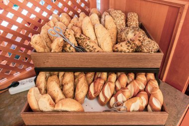 Kahvaltı büfesinde iki sepet dolusu farklı ekmek var.