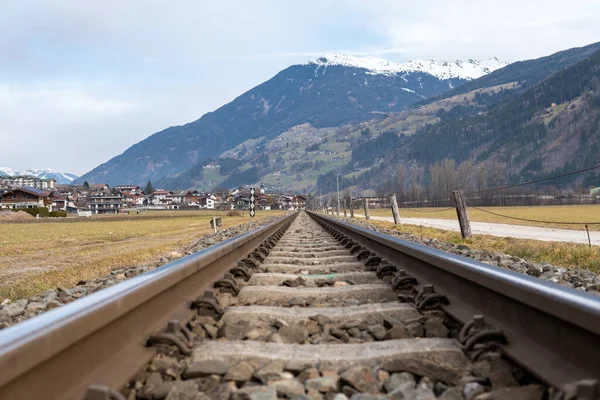 Vasúti Sínek Vezetnek Keresztül Osztrák Alpok Völgyén — Stock Fotó