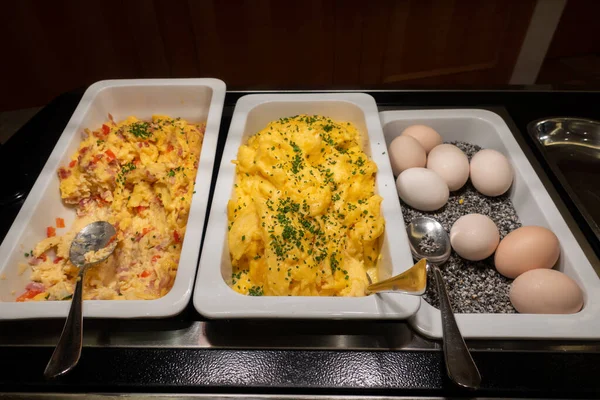 Πρωινό Μπουφέ Βραστά Αυγά Και Διάφορα Είδη Ομελέτας — Φωτογραφία Αρχείου