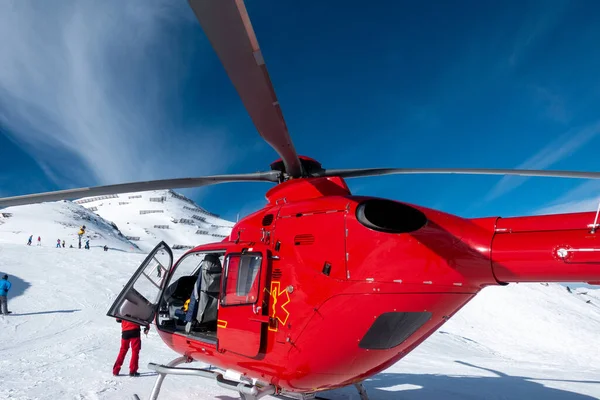 Червоний Рятувальний Вертоліт Стоїть Засніжених Горах Австрійських Альп — стокове фото