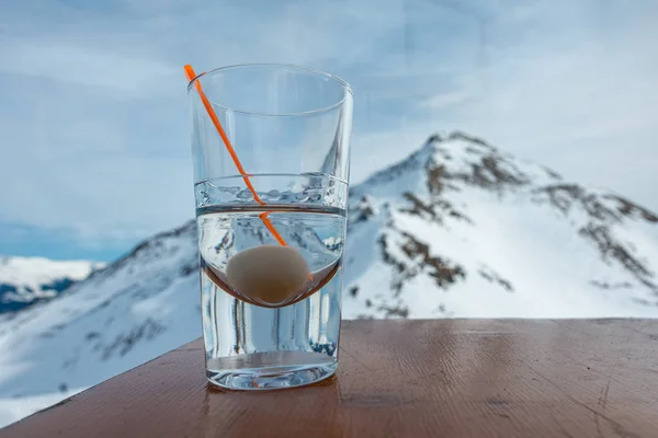 Столі Стоїть Келих Алкоголем Задньому Плані Снігові Гори — стокове фото