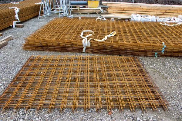 一堆生锈的褐色钢网垫躺在建筑工地上 — 图库照片