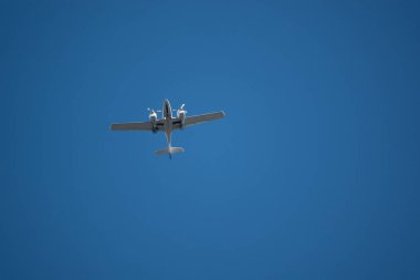 Küçük bir çift motorlu uçak iniş takımlarını genişletti.