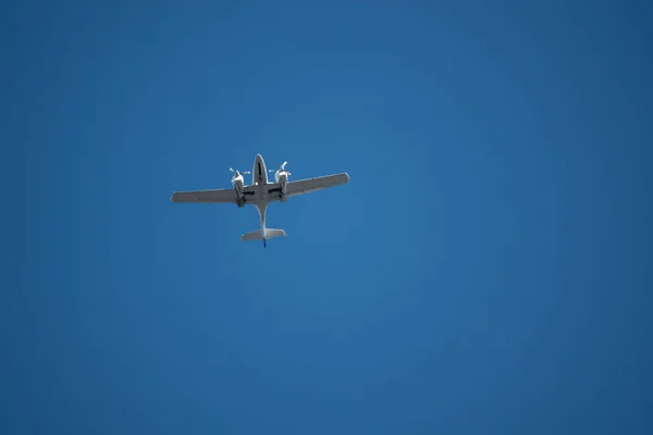 Een Klein Tweemotorig Luchtvaartuig Heeft Zijn Landingsgestel Voor Landing Uitgebreid — Stockfoto