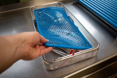 Ameliyathanede çamaşır makinesini koruyan bir enstrüman tepsisi var.