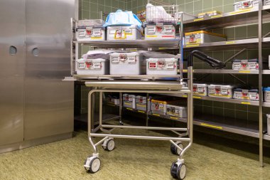 Operasyon merkezinde steril aletleri olan farklı operasyon konteynerleri vardır.