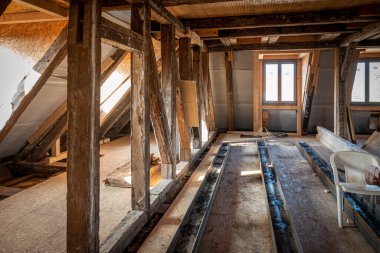 Çok eski bir bina tamamen temizlendi ve tamamen restore edildi.