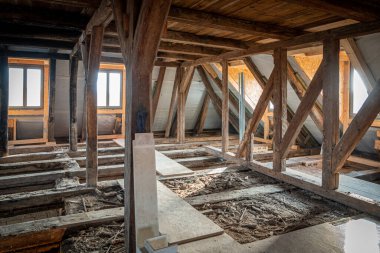 Çok eski bir bina tamamen temizlendi ve tamamen restore edildi.