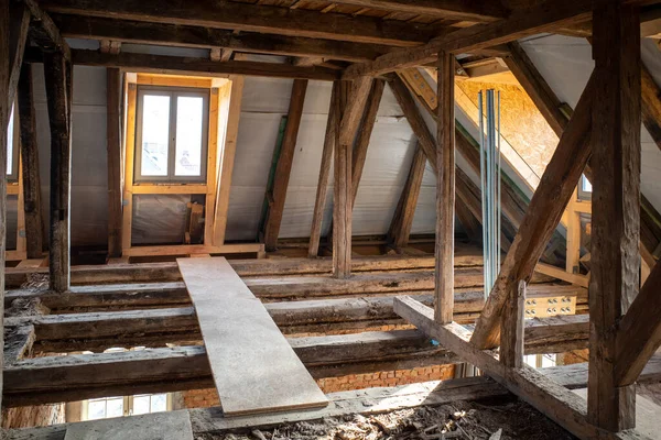 Çok eski bir bina tamamen temizlendi ve tamamen restore edildi.