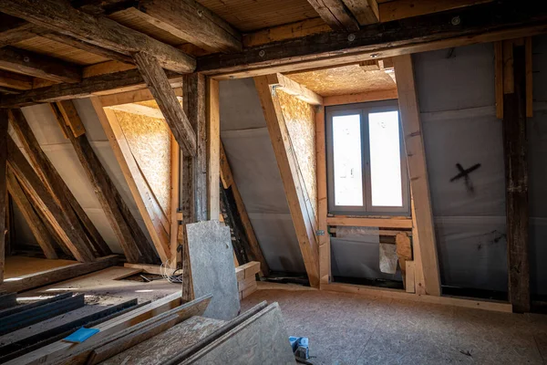 Çok eski bir bina tamamen temizlendi ve tamamen restore edildi.