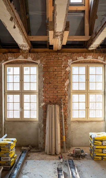 Çok eski bir bina tamamen temizlendi ve tamamen restore edildi.