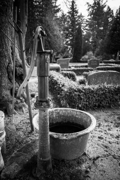 Cimitero Sorge Una Vecchia Pompa Acqua Ghisa — Foto Stock