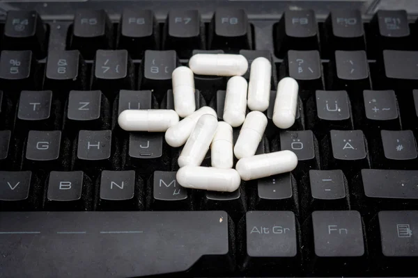 Handful White Pills Lying Black Computer Keyboard — Stock Photo, Image