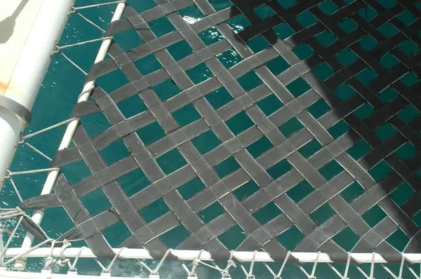 Durch Das Netz Eines Katamarans Kann Man Das Grüne Wasser — Stockfoto